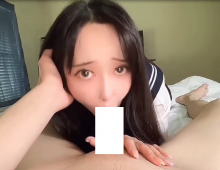 大眼水手服美女深喉，白虎被無套輸出，最後還被顏射